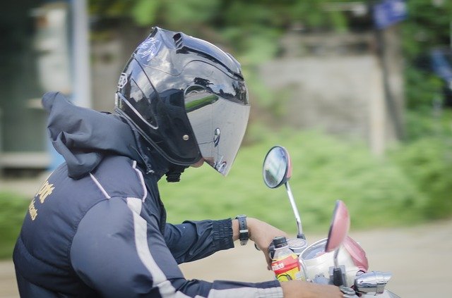 motorkář s helmou