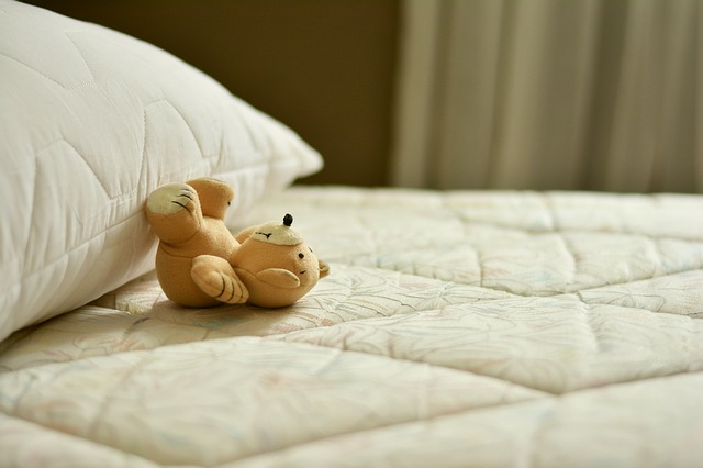 plyšový medvedík na matraci